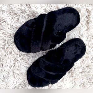 SERRA Women's Black Fuzzy Slippers